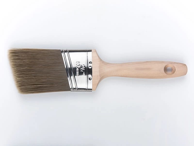 Angled paint brush for cutting in